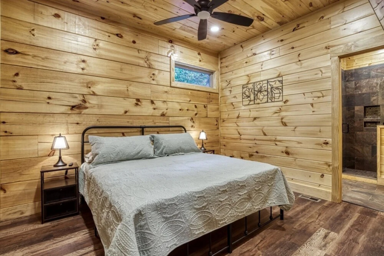 Bear Tracks Lodge 4 Bedroom Cabin by RedAwning