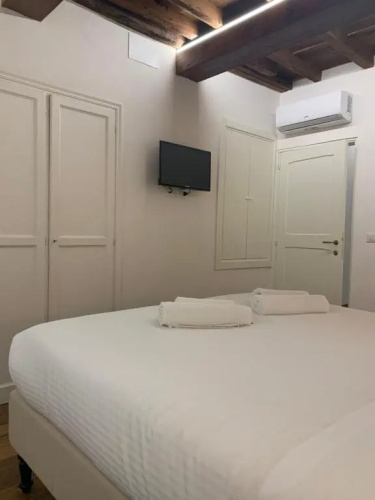 AI MAGAZZINI DEI MEDICI (casa con balcone)