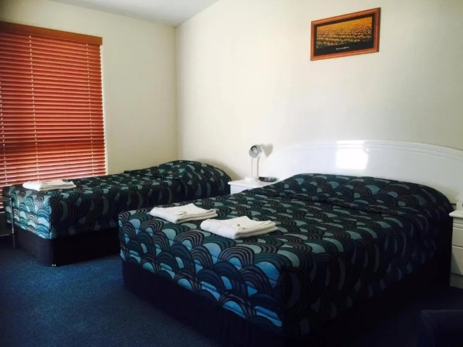 Standard Triple room