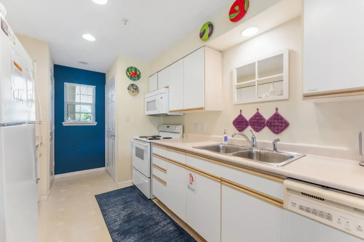 Take A Holiday 2 Bedroom Condo by RedAwning