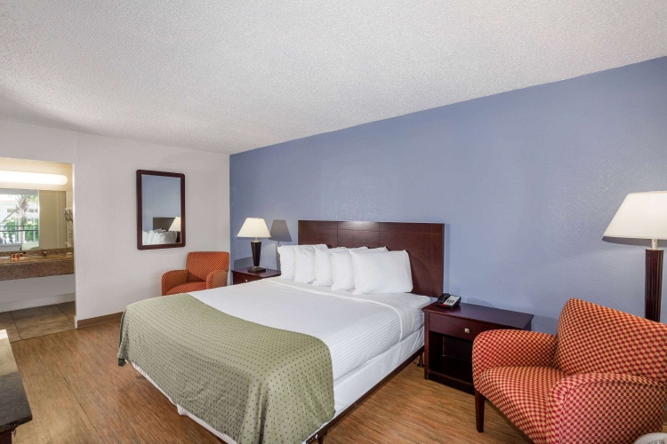 Days Inn by Wyndham St. Petersburg / Tampa Bay Area photo 7