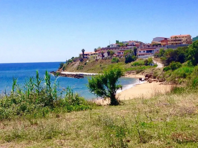 Detached Seafront Villa With Private Access To The Beach