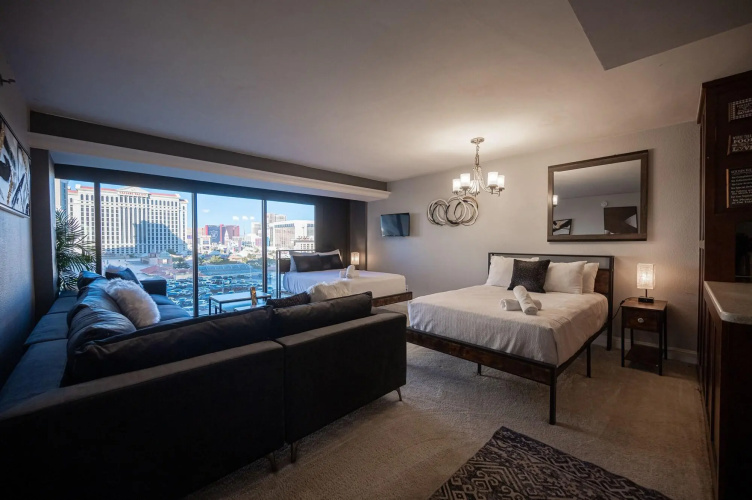 Stay together on the strip - 6 comfy beds w/view!