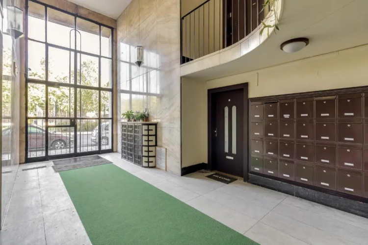 Riverbank Apartment At Parliament