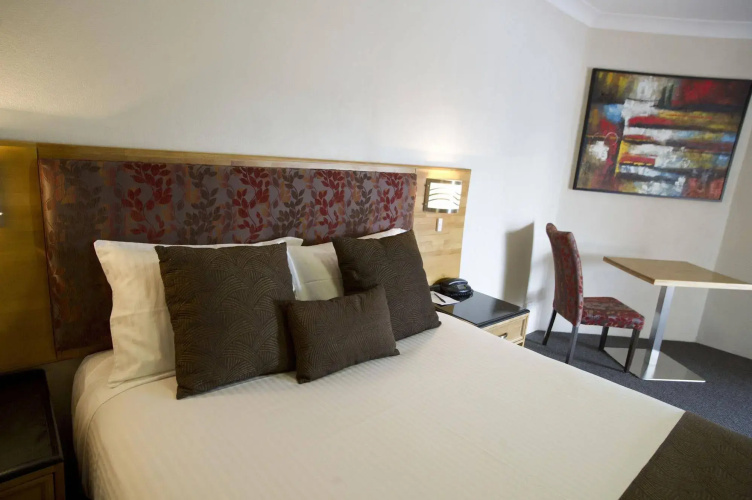 Noah's Mid City Motor Inn