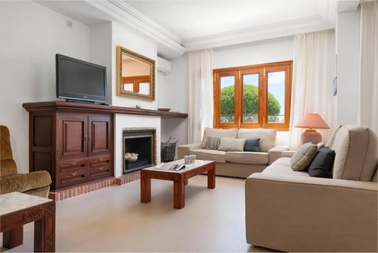 4 Bedrooms Cottage