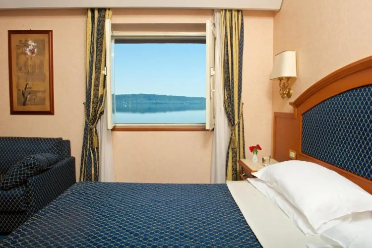 Standard Triple room with lake view