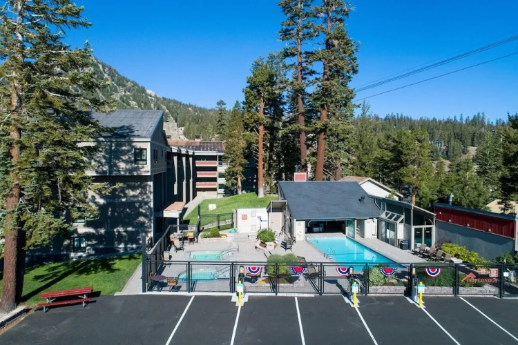 Spacious Slopeside Location by RedAwning
