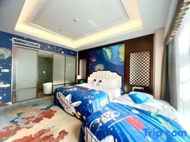 Deluxe Triple Family Suite