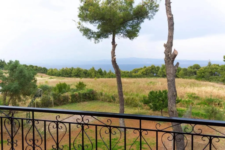 Sea view apartment with a big garden