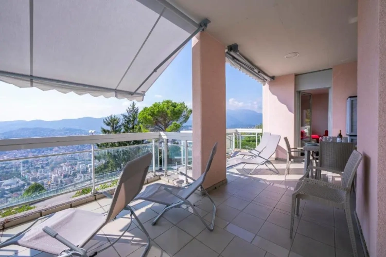 Apartment with lake view