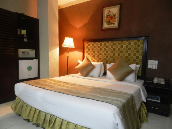 Pearl City Hotel