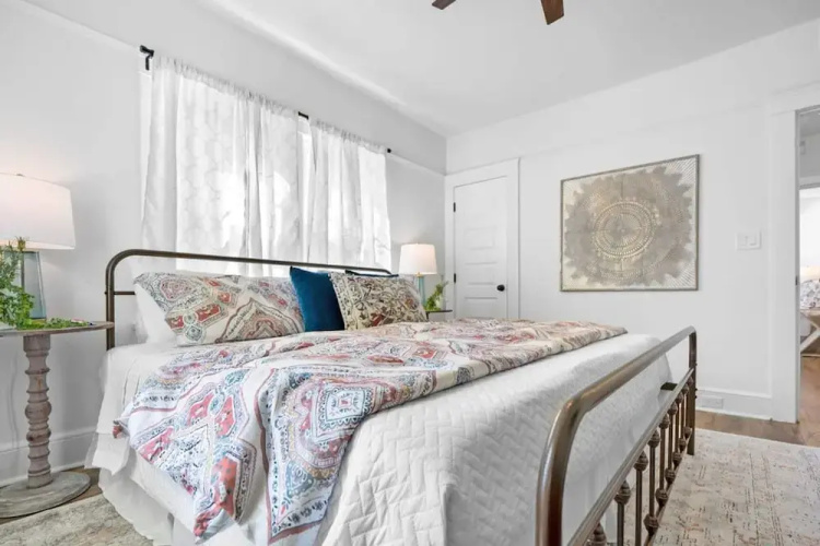 Newly Renovated Whimsical Cottage 2 Beds Hot Tub
