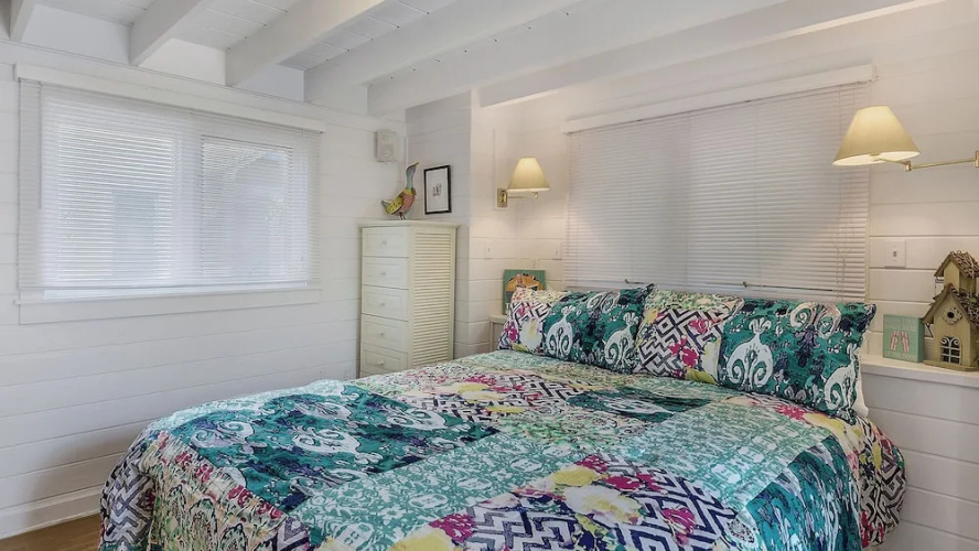 Located in Seaside - Sleeps 4
