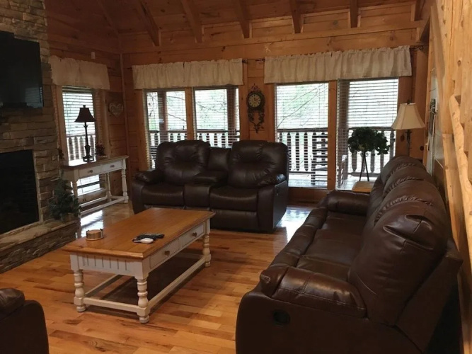 Mayberry 3 Br cabin by RedAwning