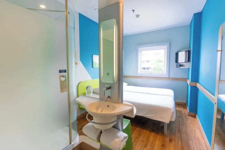 Standard Twin room with city view