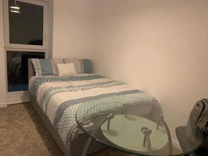2 bedroom flat in the west end with lovely hosts