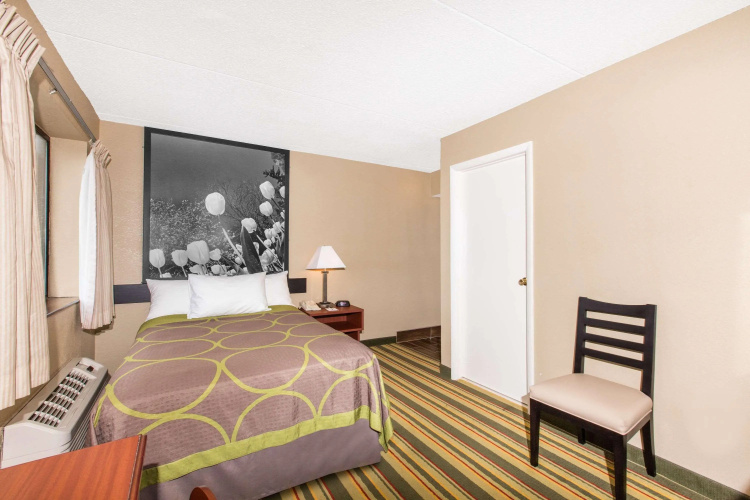 Super 8 By Wyndham Frederick