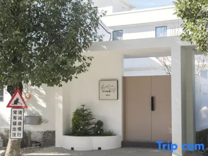 The Juno's Mew-Mew Hotel
