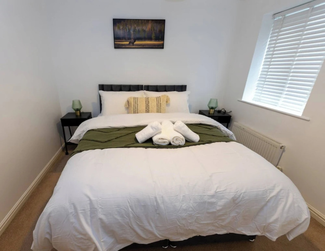 Charming 5-bedroom Townhouse in Central Gloucester