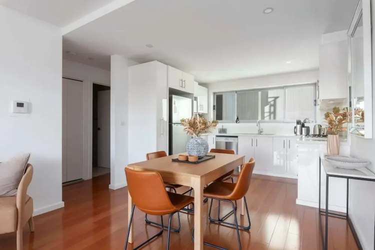 Bright 2-bed Apartment With Balcony & Garage