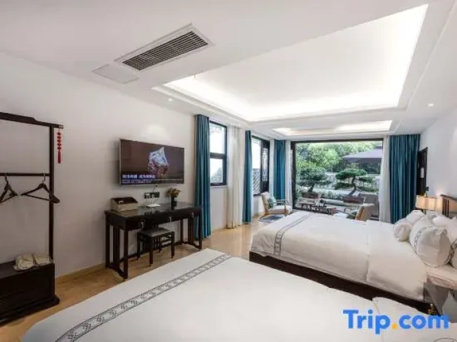 6 Bedrooms Suite