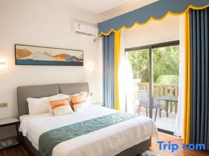 2 Bedrooms Standard Family room with balcony