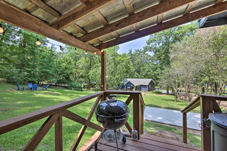 Cozy Studio Cabin on Lake O the Pines w/ Deck!