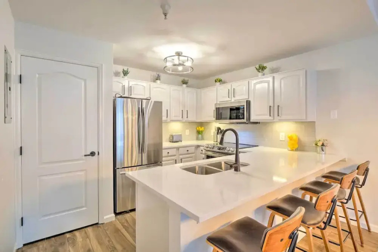 Balcony & Hot Tub Access: Modern Breck Escape!