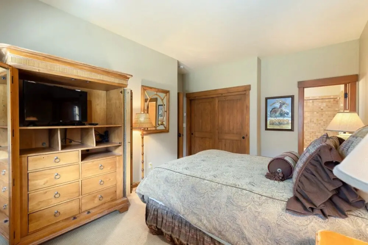66 Thackwell Lane 4 Bedroom Townhouse by RedAwning