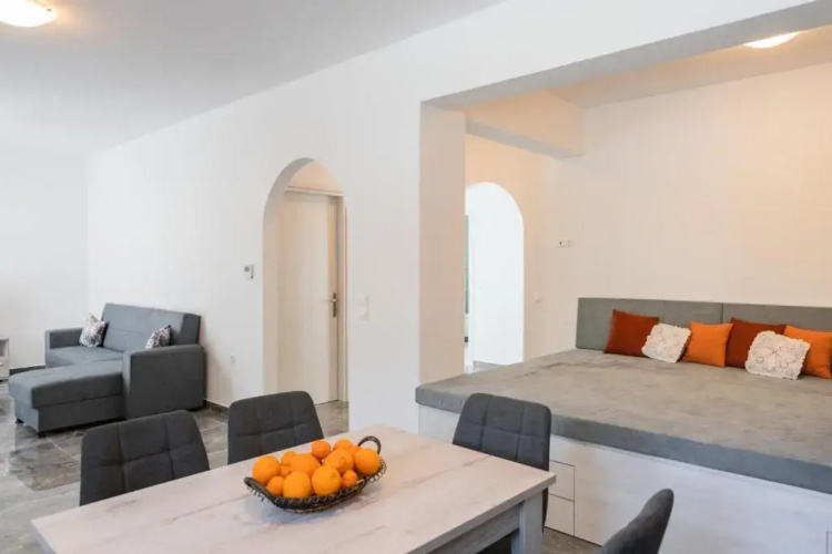 Kastrena House