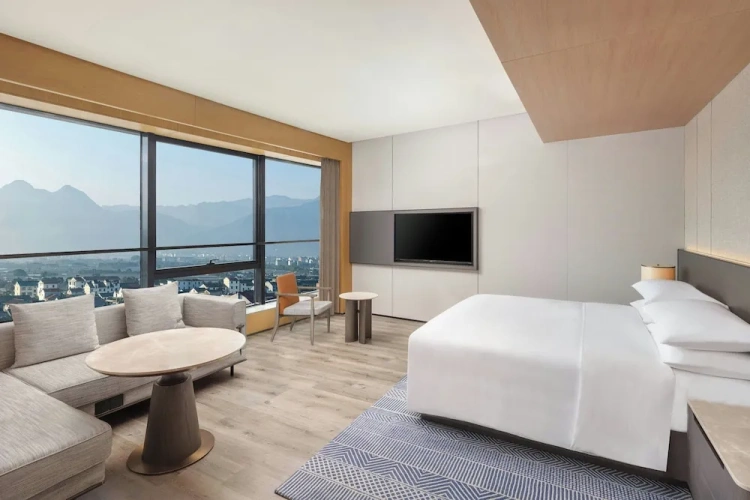 Standard Double Club room with mountain view
