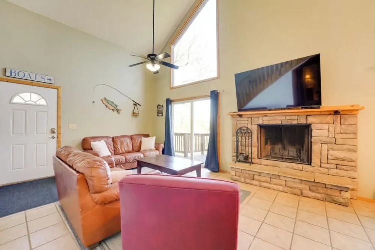 Relaxing Lakeview Retreat in Reeds Spring w/ Deck