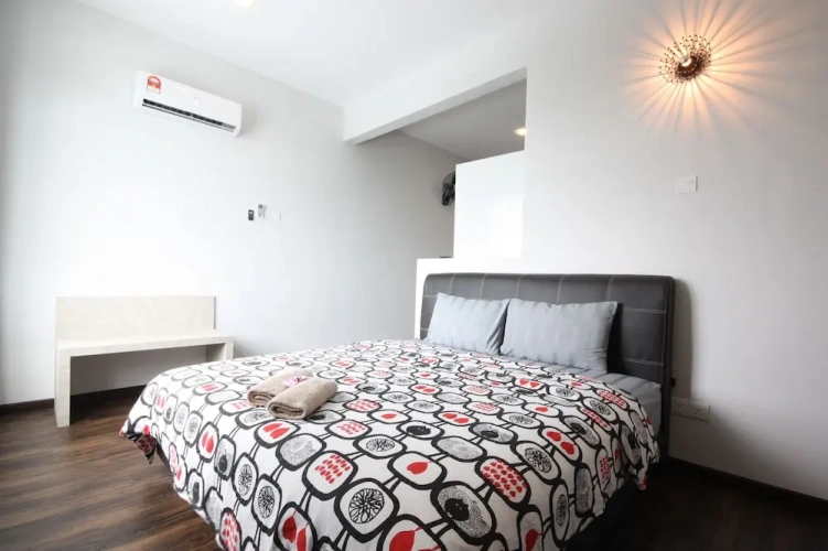 5 Bedrooms Villa
