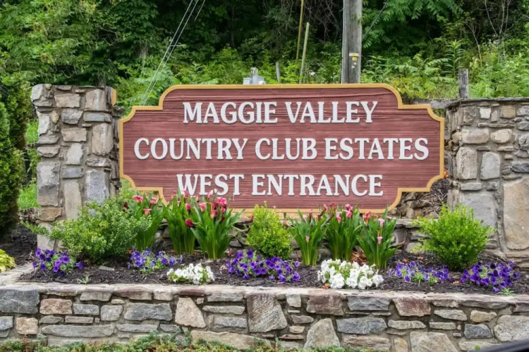 Scenic 2br Condo W Porch Pool Near Slope Trails - Maggie Valley, NC
