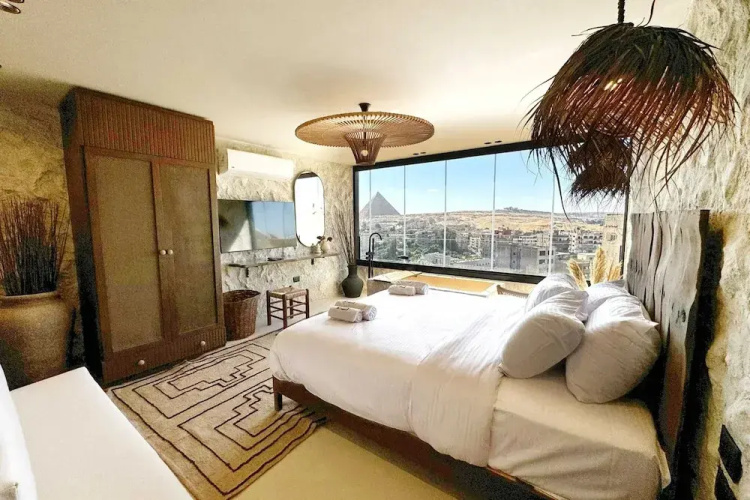 The 2 BDR Pyramids Vista w/ Bathtub
