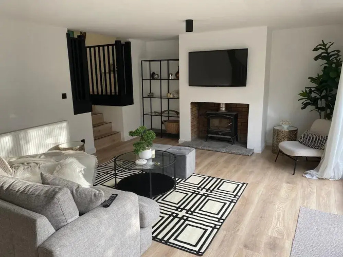 Sleeps7-parking-garden-patio