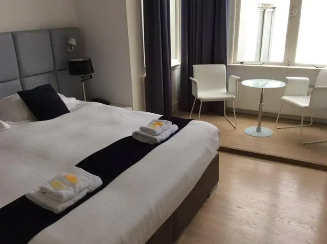 Hotel Room11