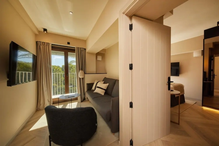 Junior Suite with balcony and with partial sea view