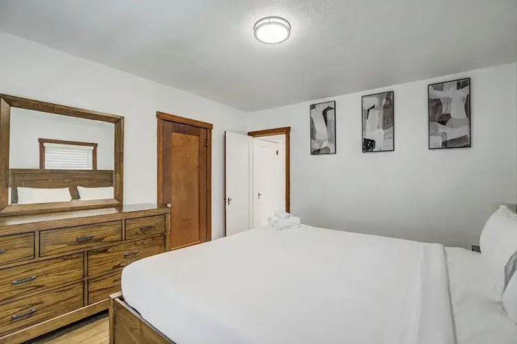 1318 E Pikes Peak
