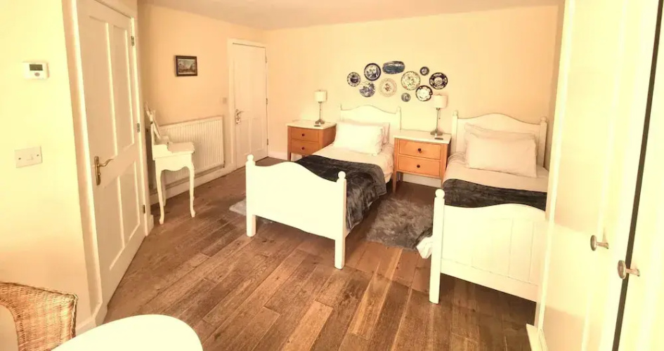 Oak Tree Rooms