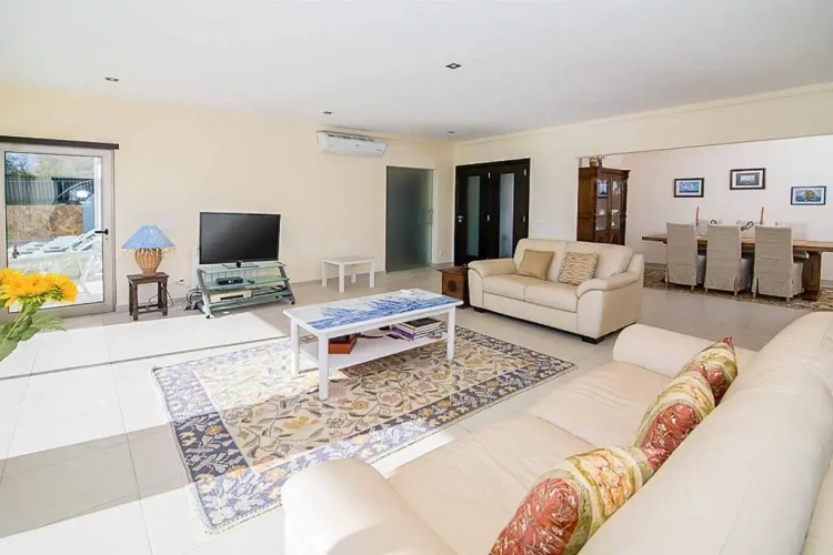 4 Bedrooms Villa
