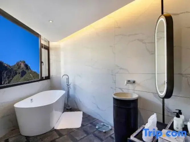 Lailu Minshan Hotel