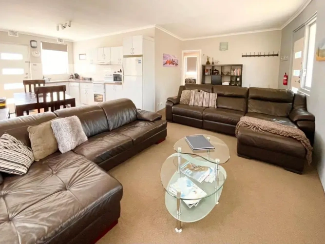 3 Bedrooms Apartment