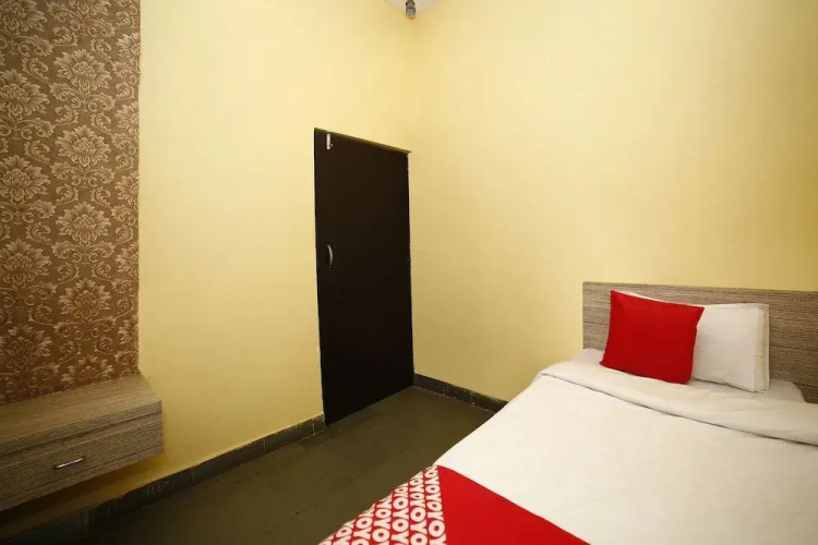 OYO 17326 Aashirwad Guest House