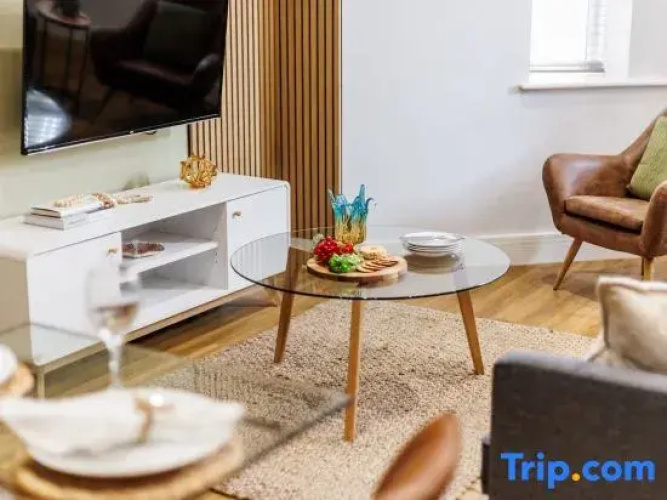 Stunning & Spacious 1-Bed Apt w/ Free Gym & PKG