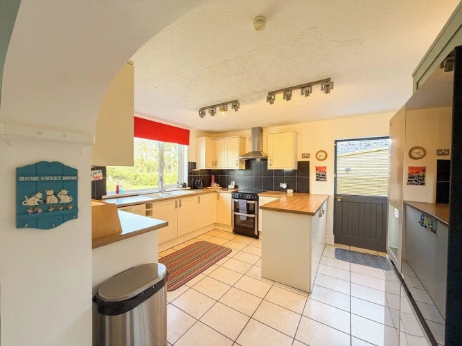 4 Bedrooms Cottage
