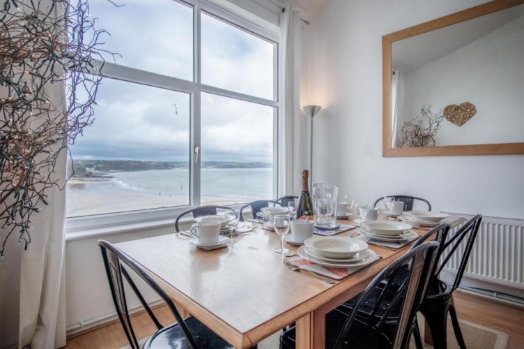 4 Bedrooms Apartment