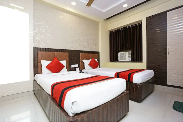 OYO 9818 Hotel Diamond Plaza