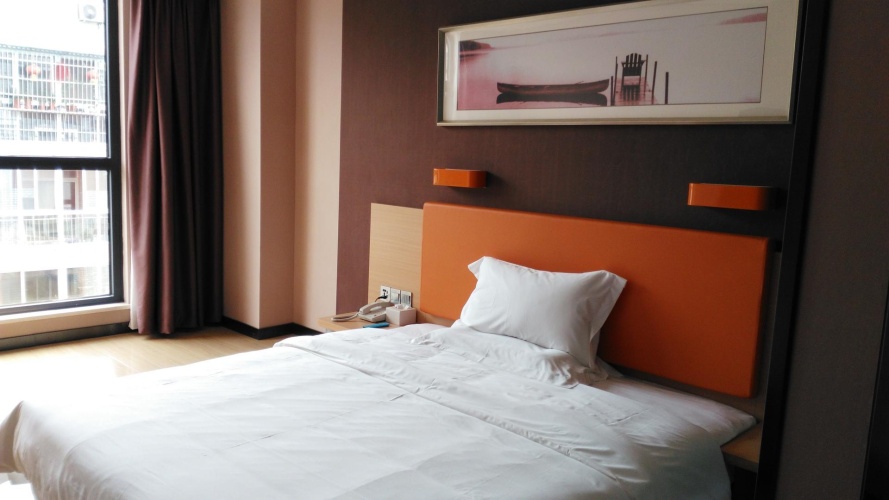 Standard Twin room with street view